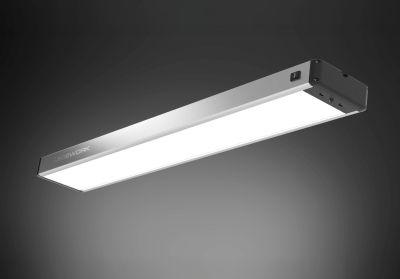 Die SYSTEMLED EVO PIR schaltet sich bei Bewegung ein und liefert blendfreies, gleichmäßiges Licht mit Ra >= 90 und höher.“ />Die neue SYSTEMLED EVO PIR reagiert automatisch auf Anwesenheit und sorgt nur dann für Licht, wenn es wirklich benötigt wird. Das bedeutet mehr Energieeffizienz, mehr Komfort und mehr Flexibilität im Arbeitsbereich.</p>
<p>Nicht überall wird ständig gearbeitet. An Montageinseln, in Prüffeldern oder Fertigungsbereichen herrscht Bewegung. Menschen kommen, gehen und kehren zurück. Genau dort zeigt die <a href= Bild
